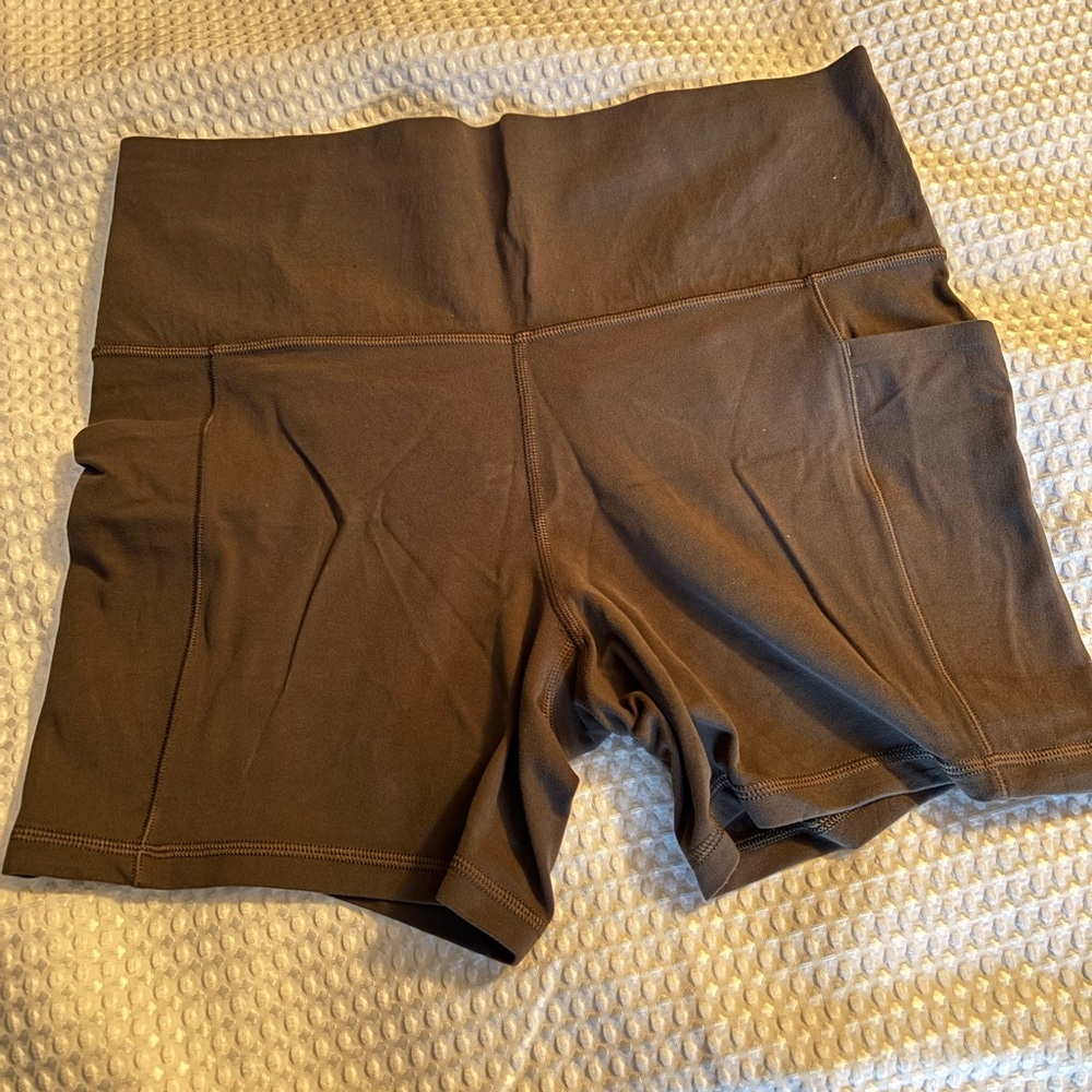 Athleta Salutation Stash 5” short